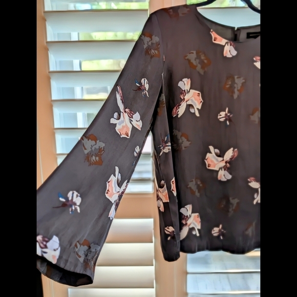 Banana Republic Grey Abigail Floral Blouse With Long Bell Sleeve - Picture 4 of 8